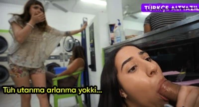Çamaşırları yıkatırken amınıda yıkatıyor