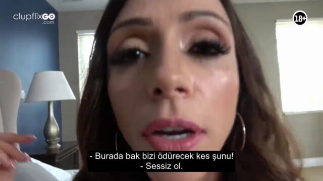 Üvey annesinin amının tadına bakıyor