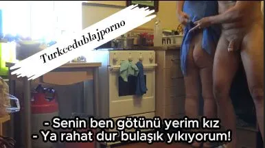 Bulaşık yıkayan manitasına arkadan dayama (Türk Porno) –