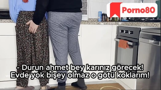 Türbanlı temizlikçi kızı mutfakta sıkıştıran ev sahibi