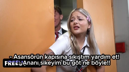 Liseli sınıf arkadaşı asansör kapısına sıkışınca arkadan yapıştırıyor