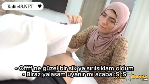 Uyuyan üvey abisinin sikini yalamaya çalışan türbanlı hatun