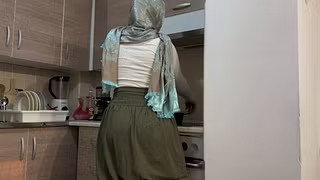 Türbanlı üvey annesini mutfakta sıkıştırıp bir güzel sikti (Türk)