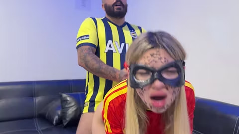 Galatasaray’ın şampiyonluğuna sinir olan Lanetkel sinirini kız arkadaşından çıkardı